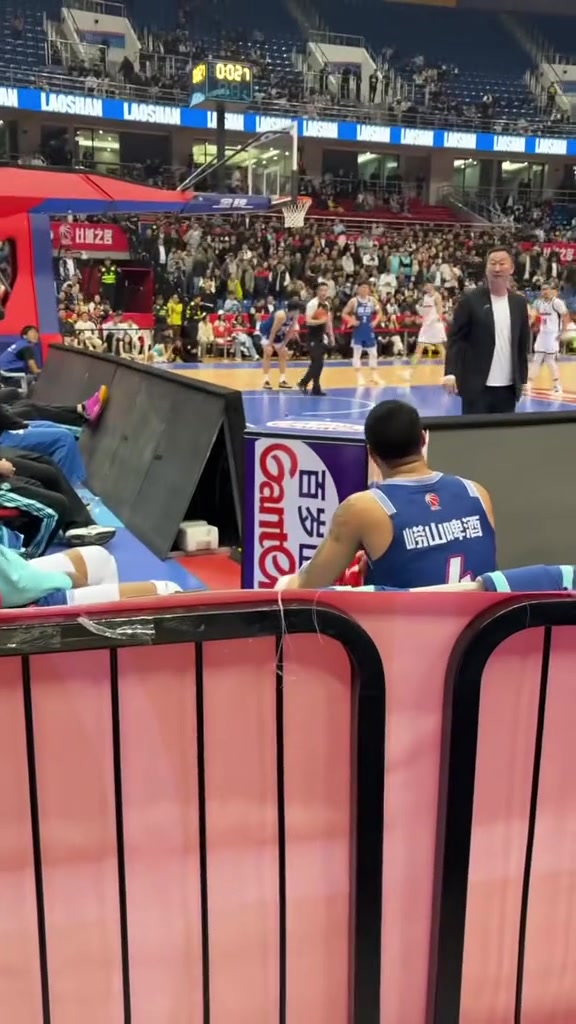 开云-刘维伟指着被换下场的韦瑟斯庞怒骂：去你X的 干死你个BYD